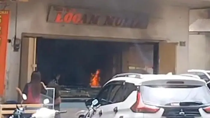 Toko Emas di Makassar Dibakar, Pelaku Sempat Negosiasi Harga. (Posnews/Ist)