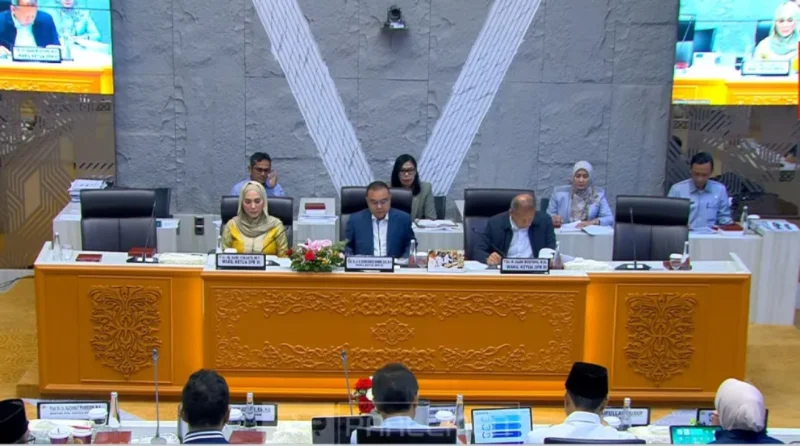 Wakil Ketua DPR RI Sufmi Dasco Ahmad saat rapat bersama pemerintah membahas reaktivasi 11 juta PBI BPJS Kesehatan di Kompleks Parlemen Senayan. (Posnews/Net)