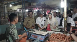 Wakil Menteri Perdagangan Dyah Roro Esti Widya Putri meninjau harga bahan pokok di Pasar Cisalak Depok menjelang Ramadan dan Idulfitri. (Posnews/Ist)