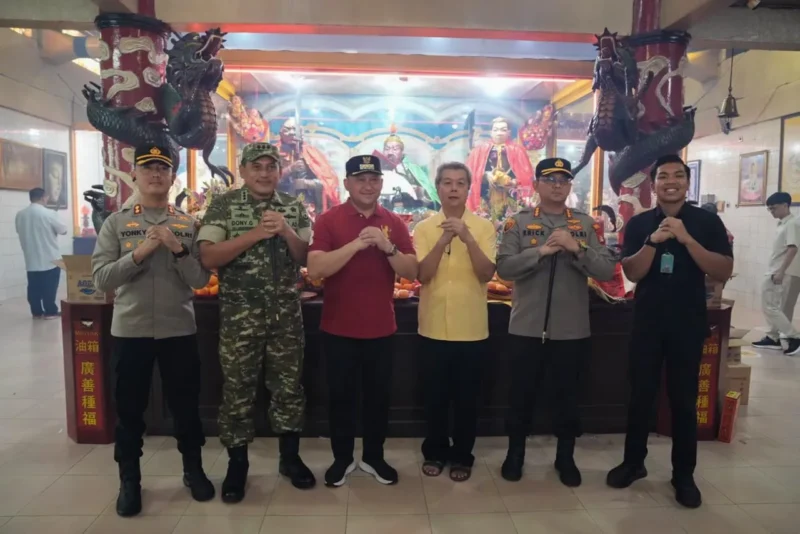Wali Kota Jakarta Utara Hendra Hidayat bersama Forkopimko memantau pengamanan perayaan Imlek 2026 di Vihara Satya Dharma, Penjaringan, Jakarta Utara. (Posnews/MR)