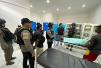 Aksi Brutal di Dekai: Wanita Penjual Pinang Ditusuk Dua Pria Bermotor. (Posnews/Ist)