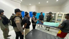 Aksi Brutal di Dekai: Wanita Penjual Pinang Ditusuk Dua Pria Bermotor. (Posnews/Ist)