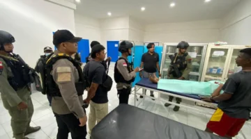 Aksi Brutal di Dekai: Wanita Penjual Pinang Ditusuk Dua Pria Bermotor. (Posnews/Ist)