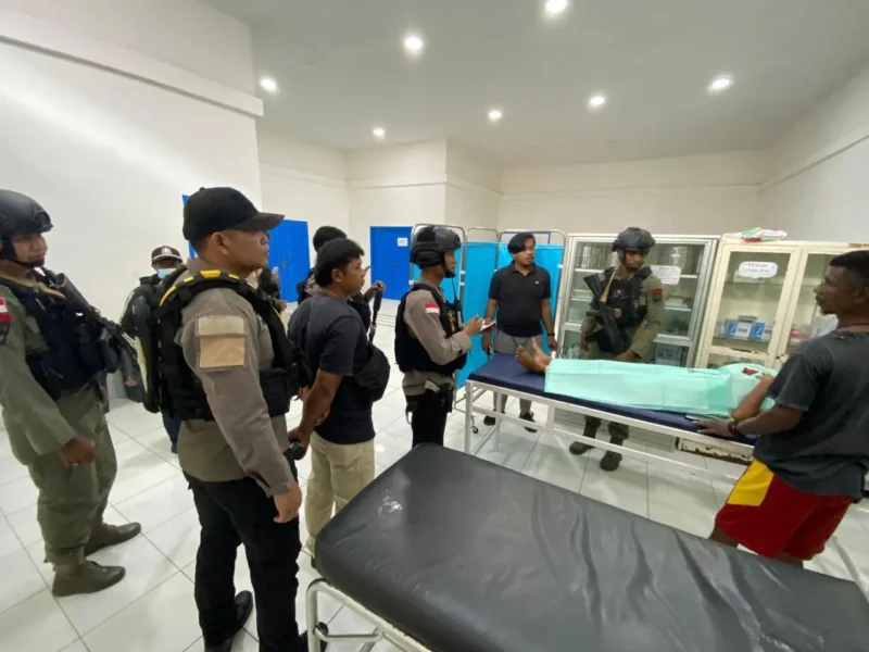 Aksi Brutal di Dekai: Wanita Penjual Pinang Ditusuk Dua Pria Bermotor. (Posnews/Ist)