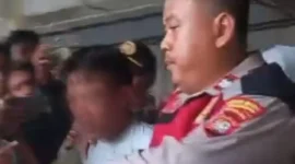 Warga dan polisi mengamankan terduga pelaku dugaan penculikan bayi di Rusun Muara Baru, Penjaringan, Jakarta Utara. (Posnews/MR)