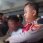 Warga dan polisi mengamankan terduga pelaku dugaan penculikan bayi di Rusun Muara Baru, Penjaringan, Jakarta Utara. (Posnews/MR)