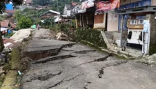 Warga Desa Padasari, Kecamatan Jatinegara, Kabupaten Tegal, mengungsi ke pos pengungsian akibat pergerakan tanah yang terus meluas. (Posnews/BPBD)