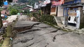 Warga Desa Padasari, Kecamatan Jatinegara, Kabupaten Tegal, mengungsi ke pos pengungsian akibat pergerakan tanah yang terus meluas. (Posnews/BPBD)