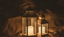 Ilustrasi, Mengejar kemuliaan seribu bulan. Memasuki fase akhir Ramadan, fokus ibadah bergeser pada pencarian Lailatul Qadar melalui i'tikaf yang terencana, doa-doa khusus, dan strategi menjaga stamina spiritual. Dok: Istimewa.