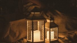 Ilustrasi, Mengejar kemuliaan seribu bulan. Memasuki fase akhir Ramadan, fokus ibadah bergeser pada pencarian Lailatul Qadar melalui i'tikaf yang terencana, doa-doa khusus, dan strategi menjaga stamina spiritual. Dok: Istimewa.