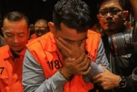 John Field tiba di KPK untuk pemeriksaan sebagai tersangka suap PT Blueray. (Posnews/KPK)