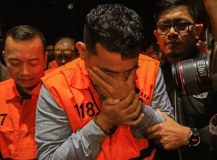 John Field tiba di KPK untuk pemeriksaan sebagai tersangka suap PT Blueray. (Posnews/KPK)