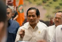 Menteri Lingkungan Hidup Hanif Faisol Nurofiq saat konferensi pers terkait pembekuan izin 80 perusahaan tambang batu bara dan nikel di Jakarta.