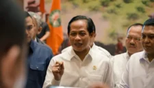 Menteri Lingkungan Hidup Hanif Faisol Nurofiq saat konferensi pers terkait pembekuan izin 80 perusahaan tambang batu bara dan nikel di Jakarta.