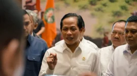 Menteri Lingkungan Hidup Hanif Faisol Nurofiq saat konferensi pers terkait pembekuan izin 80 perusahaan tambang batu bara dan nikel di Jakarta.