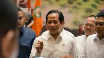 Menteri Lingkungan Hidup Hanif Faisol Nurofiq saat konferensi pers terkait pembekuan izin 80 perusahaan tambang batu bara dan nikel di Jakarta.