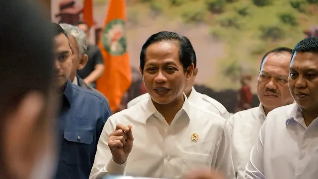 Menteri Lingkungan Hidup Hanif Faisol Nurofiq saat konferensi pers terkait pembekuan izin 80 perusahaan tambang batu bara dan nikel di Jakarta.