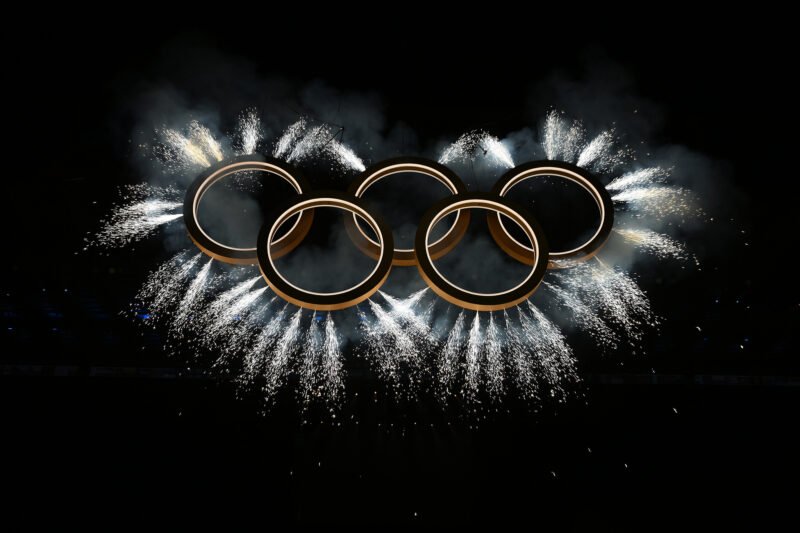 Simbol persatuan dan inovasi. Upacara pembukaan Olimpiade Musim Dingin 2026 mencatatkan sejarah dengan format multi-lokasi yang menghubungkan kemegahan Milan dan keindahan pegunungan Cortina. Dok: CGTN.