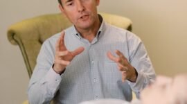 Ilustrasi, Lebih dari sekadar sugesti. Dulu menjadi andalan anestesi sebelum era kimia, hipnoterapi kini berjuang membuktikan efektivitasnya melalui standarisasi riset dan bukti biokimia. Dok: Unsplash/Mark Williams.