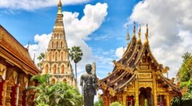 Menentukan arah demokrasi. Rakyat Thailand memberikan suara melalui sistem tiga kartu untuk memilih parlemen baru sekaligus menentukan nasib amandemen konstitusi negara. Dok: Istimewa.