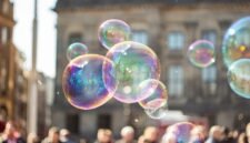 Ilustrasi, Dunia dalam tempurung digital. Algoritma media sosial tidak hanya memilah informasi yang kita lihat, tetapi juga secara perlahan membentuk realitas subjektif yang memisahkan kita dari perspektif orang lain. Dok: Istimewa.