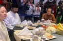 Jokowi menghadiri acara buka bersama yang diadakan oleh Partai Nasdem. Tampak duduk satu meja bersama Surya Paloh dan Puan Maharani.