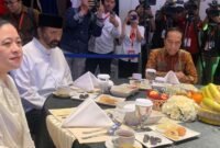 Jokowi menghadiri acara buka bersama yang diadakan oleh Partai Nasdem. Tampak duduk satu meja bersama Surya Paloh dan Puan Maharani.