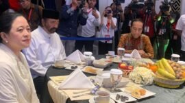 Jokowi menghadiri acara buka bersama yang diadakan oleh Partai Nasdem. Tampak duduk satu meja bersama Surya Paloh dan Puan Maharani.