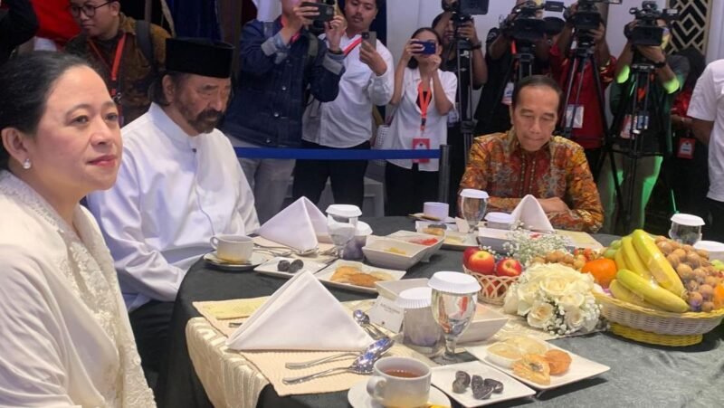 Jokowi menghadiri acara buka bersama yang diadakan oleh Partai Nasdem. Tampak duduk satu meja bersama Surya Paloh dan Puan Maharani.