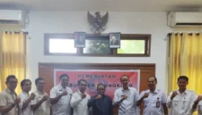 Staf Khusus Menteri HAM Thomas Harming Suwarta saat bertemu Pemkab Klungkung membahas program Desa Sadar HAM dan Kampung Redam di Bali. (Ist)