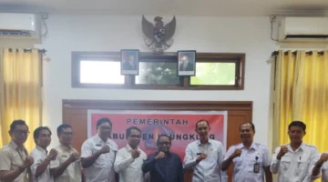 Staf Khusus Menteri HAM Thomas Harming Suwarta saat bertemu Pemkab Klungkung membahas program Desa Sadar HAM dan Kampung Redam di Bali. (Ist)