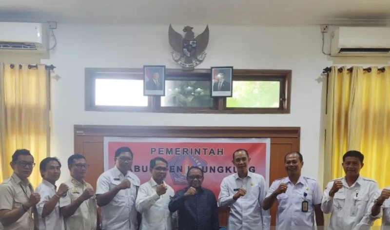 Staf Khusus Menteri HAM Thomas Harming Suwarta saat bertemu Pemkab Klungkung membahas program Desa Sadar HAM dan Kampung Redam di Bali. (Ist)