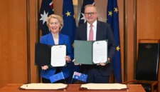 Melawan ketidakpastian dunia. Uni Eropa dan Australia akhirnya menyepakati perjanjian perdagangan bebas guna memperkuat rantai pasok dan mengurangi ketergantungan pada Tiongkok serta Amerika Serikat di tahun 2026. Dok: Kumparan