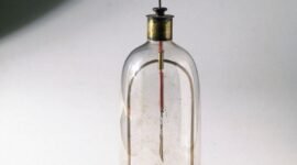 Kecepatan kilat. Fisikawan Jean-Antoine Nollet membuktikan kecepatan rambat listrik melalui eksperimen unik yang melibatkan ratusan biksu, meletakkan fondasi bagi komunikasi jarak jauh masa depan. Dok: Istimewa.