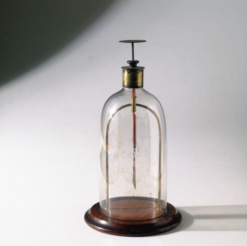 Kecepatan kilat. Fisikawan Jean-Antoine Nollet membuktikan kecepatan rambat listrik melalui eksperimen unik yang melibatkan ratusan biksu, meletakkan fondasi bagi komunikasi jarak jauh masa depan. Dok: Istimewa.