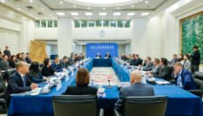 Sinyal stabilitas ekonomi. Menteri Perdagangan Tiongkok Wang Wentao mengundang perusahaan Amerika Serikat untuk memperluas kehadirannya di pasar Tiongkok guna mencapai kemakmuran bersama di tengah ketidakpastian global. Dok: Istimewa.