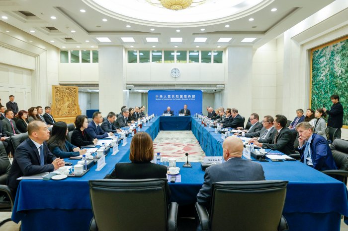 Sinyal stabilitas ekonomi. Menteri Perdagangan Tiongkok Wang Wentao mengundang perusahaan Amerika Serikat untuk memperluas kehadirannya di pasar Tiongkok guna mencapai kemakmuran bersama di tengah ketidakpastian global. Dok: Istimewa.