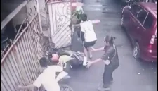 Dua pelaku percobaan curanmor diamankan polisi di Mapolsek Johar Baru setelah aksinya digagalkan warga di kawasan Galur, Jakarta Pusat. (Posnews/Ist)