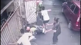 Dua pelaku percobaan curanmor diamankan polisi di Mapolsek Johar Baru setelah aksinya digagalkan warga di kawasan Galur, Jakarta Pusat. (Posnews/Ist)