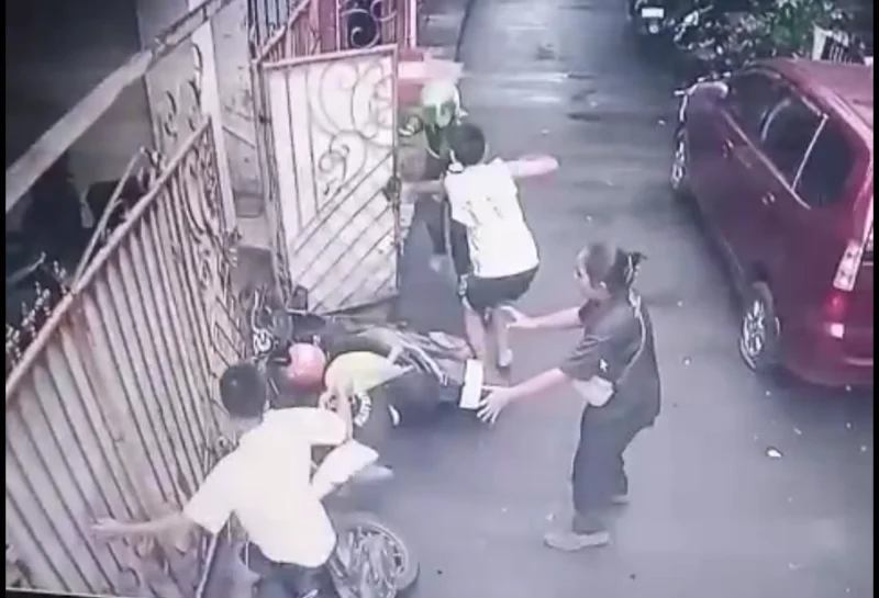 Dua pelaku percobaan curanmor diamankan polisi di Mapolsek Johar Baru setelah aksinya digagalkan warga di kawasan Galur, Jakarta Pusat. (Posnews/Ist)