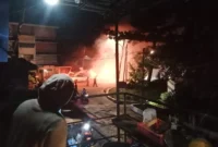 Aksi pemuda menyalakan kembang api di Jalan Cilincing Raya Jakarta Utara yang viral di media sosial. (Posnews/MR)