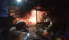 Aksi pemuda menyalakan kembang api di Jalan Cilincing Raya Jakarta Utara yang viral di media sosial. (Posnews/MR)