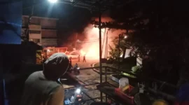 Aksi pemuda menyalakan kembang api di Jalan Cilincing Raya Jakarta Utara yang viral di media sosial. (Posnews/MR)