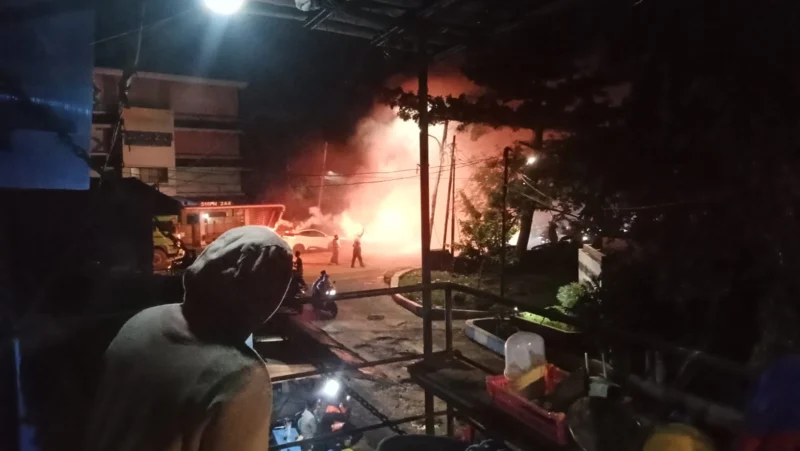 Aksi pemuda menyalakan kembang api di Jalan Cilincing Raya Jakarta Utara yang viral di media sosial. (Posnews/MR)