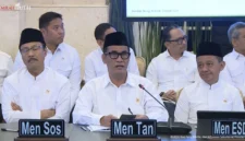 Amran Sulaiman menyampaikan laporan cadangan beras nasional kepada Presiden Prabowo Subianto di Istana Negara Jakarta. (Posnews/Setpres)