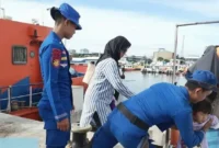 Petugas Ditpolairud Polda Metro Jaya melakukan pengamanan dan pelayanan penumpang di Dermaga Kali Adem Muara Angke menuju Kepulauan Seribu saat libur Lebaran 2026. (Posnews/Ist)