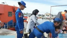 Petugas Ditpolairud Polda Metro Jaya melakukan pengamanan dan pelayanan penumpang di Dermaga Kali Adem Muara Angke menuju Kepulauan Seribu saat libur Lebaran 2026. (Posnews/Ist)