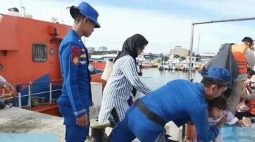 Petugas Ditpolairud Polda Metro Jaya melakukan pengamanan dan pelayanan penumpang di Dermaga Kali Adem Muara Angke menuju Kepulauan Seribu saat libur Lebaran 2026. (Posnews/Ist)