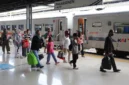Penumpang kereta api memadati Stasiun Pasar Senen Jakarta saat arus balik Lebaran 2026 dengan peningkatan kedatangan hingga 51 ribu orang per hari. (Posnews/Ist)