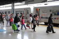 Penumpang kereta api memadati Stasiun Pasar Senen Jakarta saat arus balik Lebaran 2026 dengan peningkatan kedatangan hingga 51 ribu orang per hari. (Posnews/Ist)